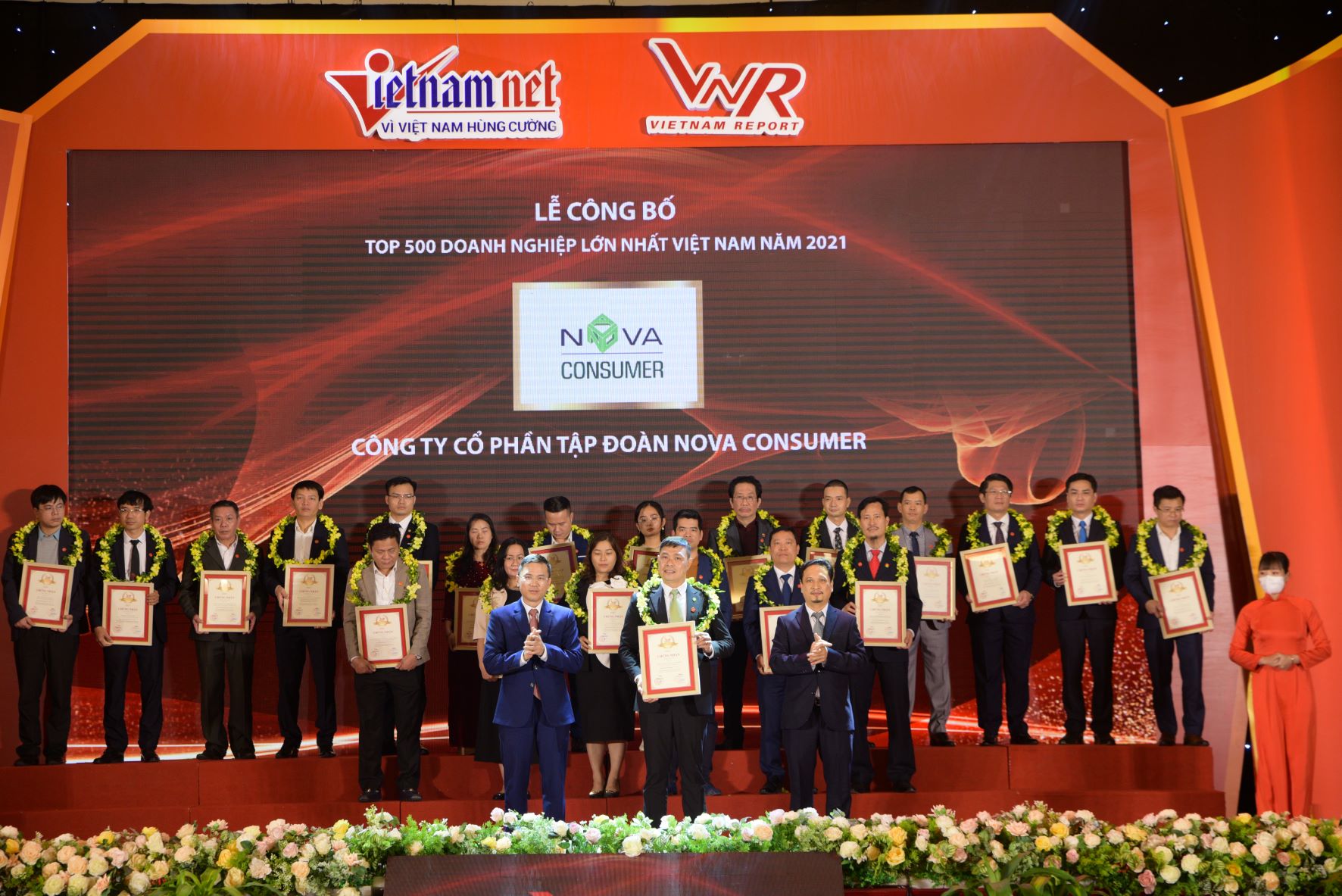 Lễ công bố Top 500 Doanh nghiệp lớn nhất Việt Nam 2021 xướng danh Nova Consumer